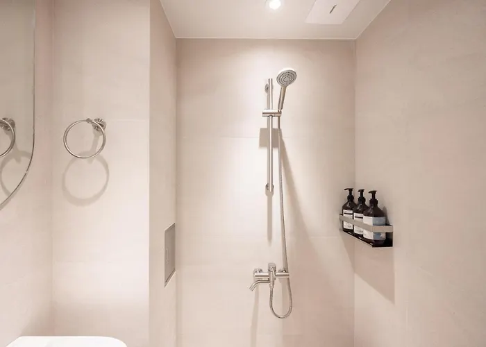 Group Rental For 14 - Cypress Sauna & 2 Jacuzzis - 3 Min To Busan Station Appartamento Busan